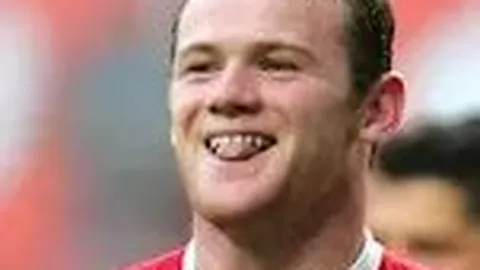 蓝军后卫精彩过人，射门却失良机，兰帕德笑场