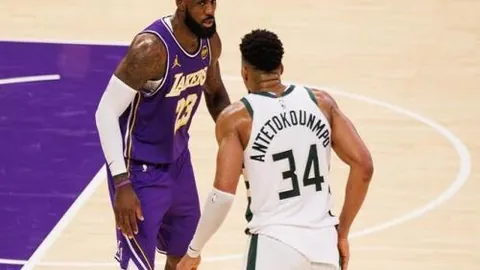 “惊险逆转！萨尔远射破门，VAR判定犯规出示黄牌”